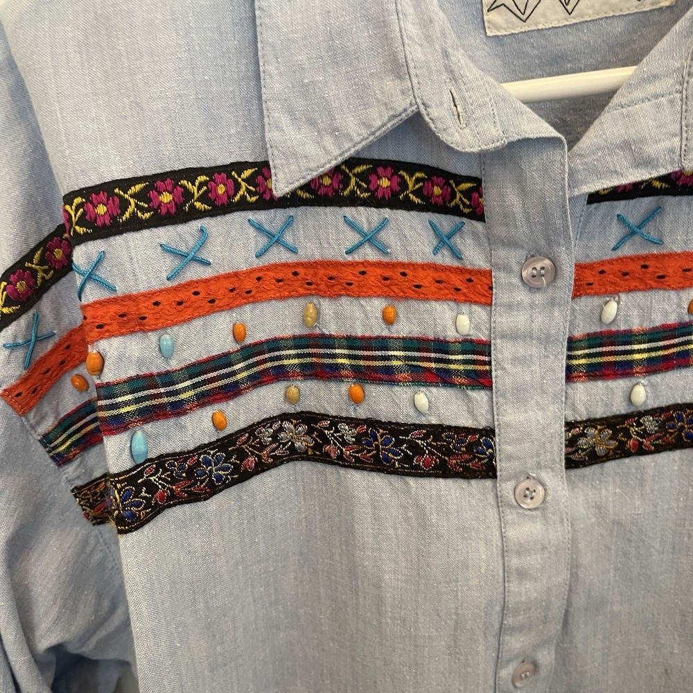 Electrify Chambray Beaded Ribbon Appliqué Cropped Knot Front Top Womens L Boho - Picture 3 of 8